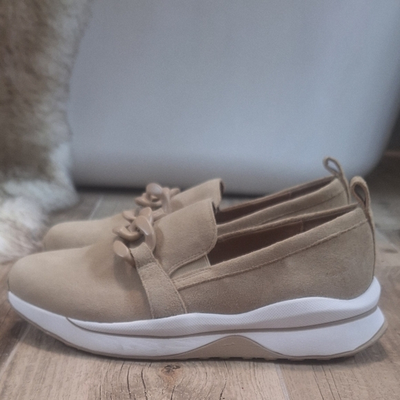 NWOB Blondo Melody Waterproof Tan &White Slip-On Sneakers with Chunky Sole Sz 11 - Picture 2 of 9